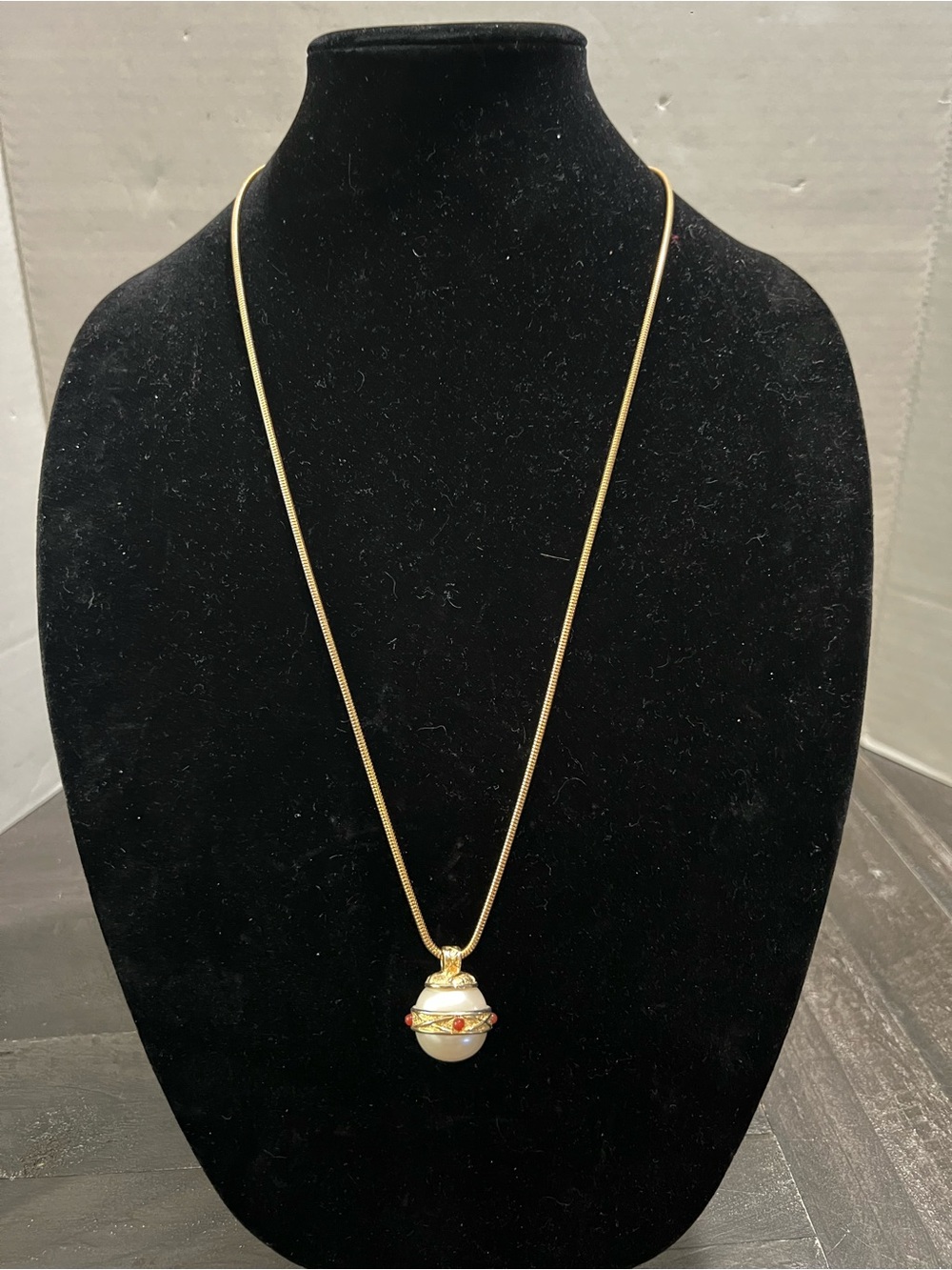 Vintage Gold Tone Necklace and Pendant